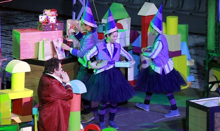 Els ajudants dels Reis d'Orient preparen els regals durant l'espectacle La Factoria dels Reixos ©AnnaBerga