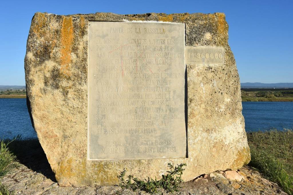 Placa del pantà de la Bassella (foto de Xavier Soberà)