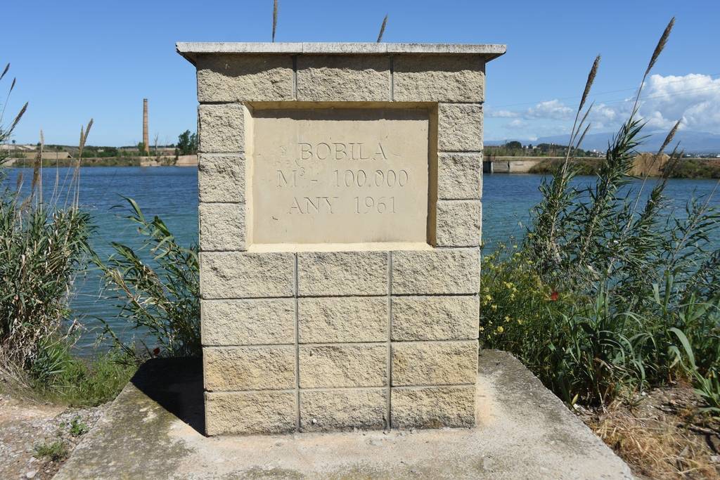 Placa al pantà de la Bòbila (foto de Xavier Soberà)