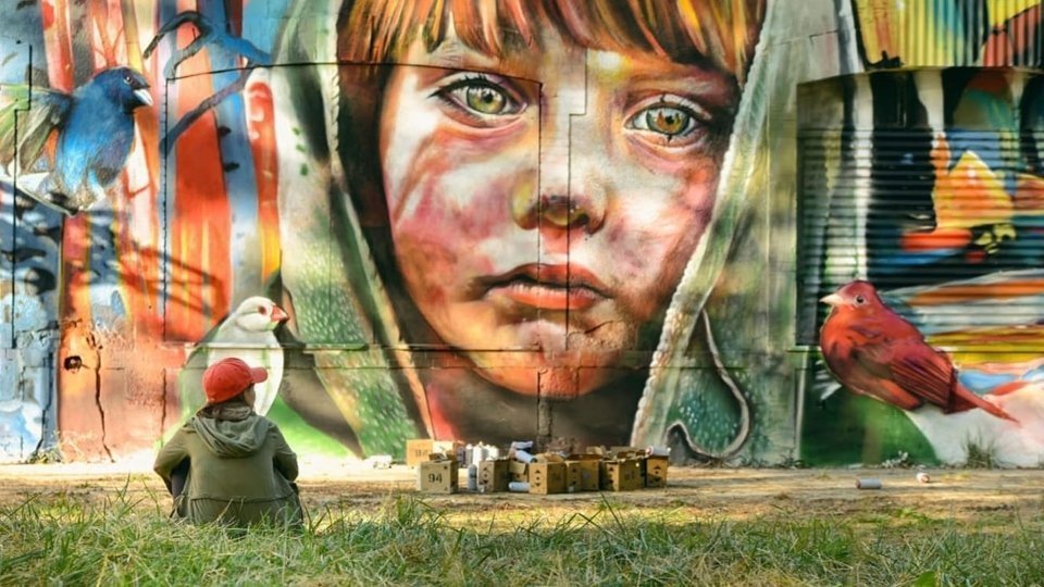 'Petit à petit l’oiseau fait son nid', mural de la Lily Brick a Paris.