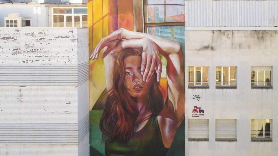 'Jove perduda', mural de la Lily Brick a Reus.