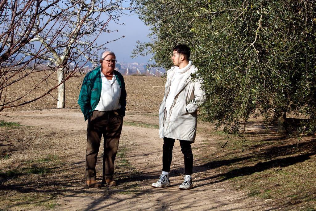 Oriol BoschPla general del pagès Joan Agustí Tarragó i del tècnic coordinador del Banc de Terres de les Garrigues, Adrià Dalmau, caminant per un camí de les Borges Blanques, el 13 de gener de 2022. (Horitzontal)