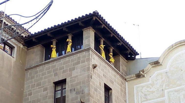 Els llaços a la finestra de l'oficina de la CUP a la Paeria de Lleida ©CUPLleida