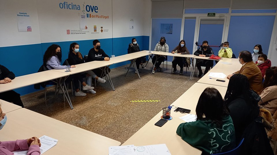 Els joves de Mollerussa s'han reunit amb l'alcalde, Marc Solsona ©AjMollerussa