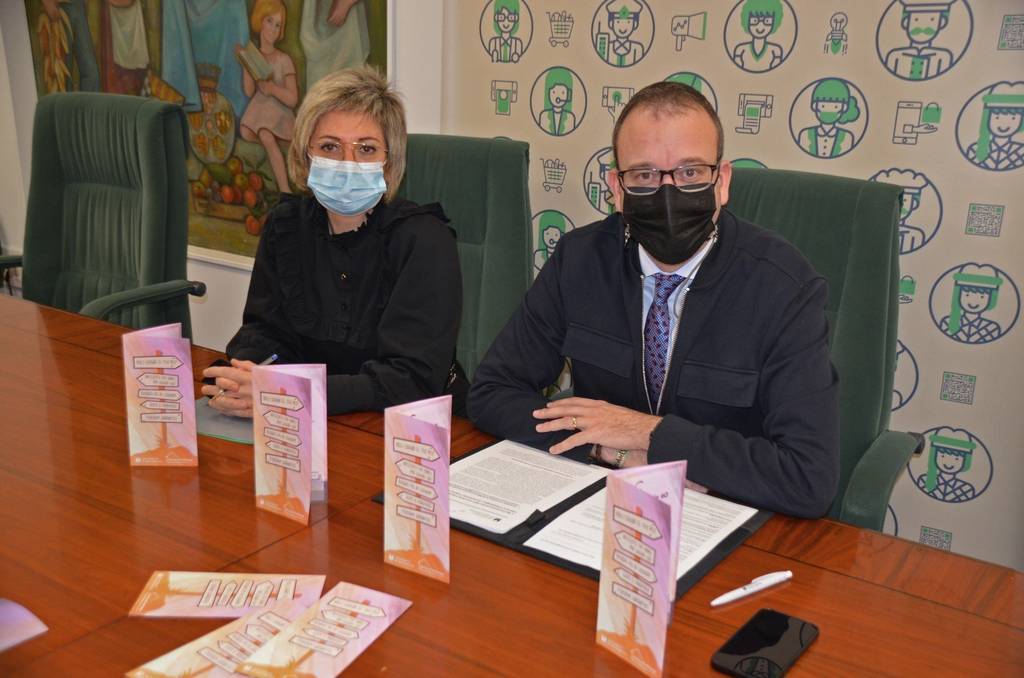 L'alcalde de Mollerussa, Marc Solsona, i  la regidora d'Acció Social, Anna Carné, durant la presentació de la iniciativaData de publicació: dimarts 25 de gener del 2022, 15:51Localització: MollerussaAutor: Cedida per l'Ajuntament de Mollerussa