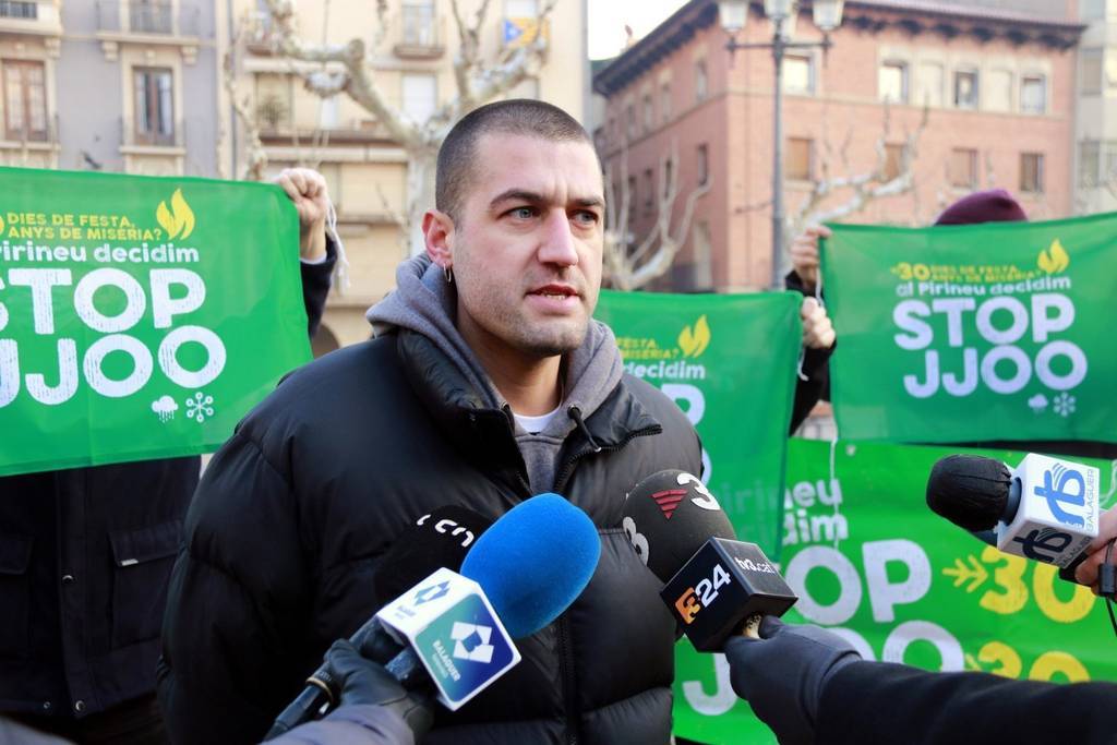 El portaveu de la Plataforma Stop JJOO, Bernat Lavaquiol, atén els mitjans de comunicació a BalaguerData de publicació: divendres 28 de gener del 2022, 10:05Localització: BalaguerAutor: Anna Berga