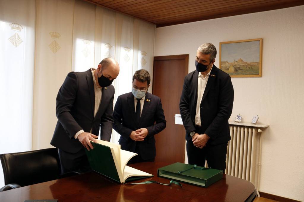 El president del Govern, Pere Aragonès, acompanyat de l'alcalde de Balaguer, Jordi Ignasi Vidal, i del delegat del Govern a Ponent, Bernat Solé, abans de signar el llibre d'honor del consistori balagueríData de publicació: divendres 28 de gener del 2022, 10:28Localització: BalaguerAutor: Laura Cortés