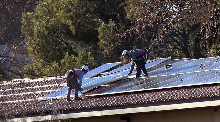 Instal·lació de la planta fotovoltàica al Monastir de les Avellanes
