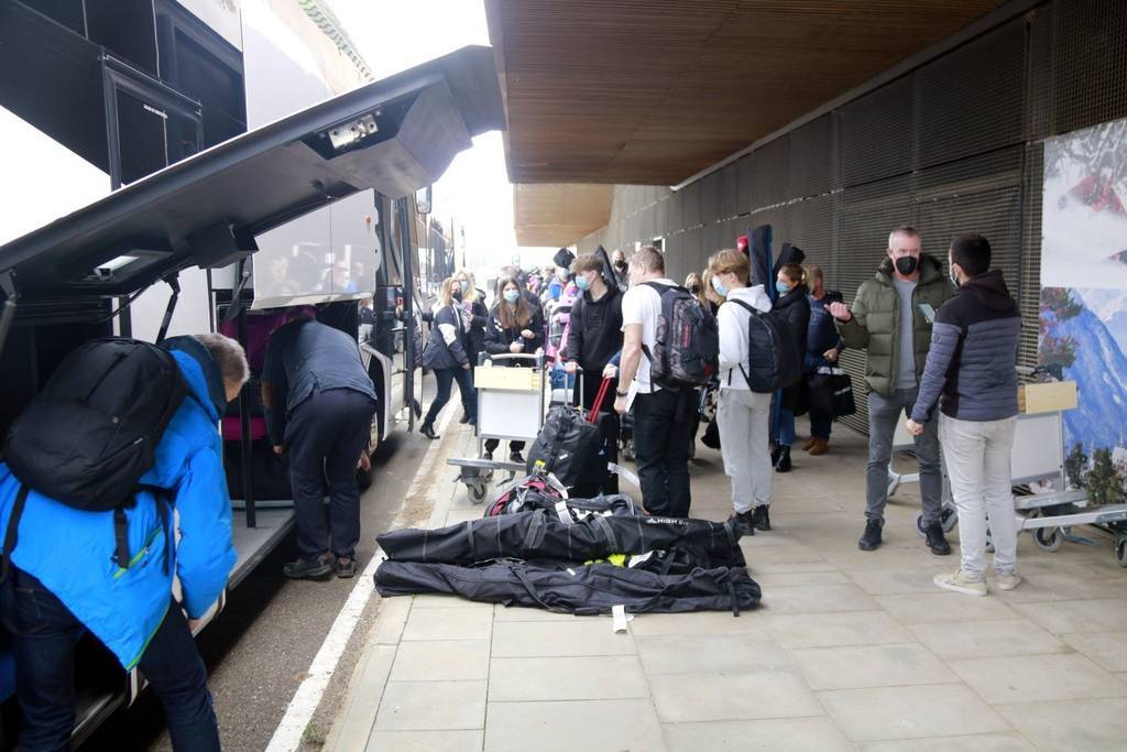 Esquiadors suecs a l'exterior de l'aeroport d'Alguaire deixant les maletes als autocars que els porten a Andorra

Data de publicació: diumenge 13 de febrer del 2022, 15:08

Localització: Alguaire

Autor: Anna Berga