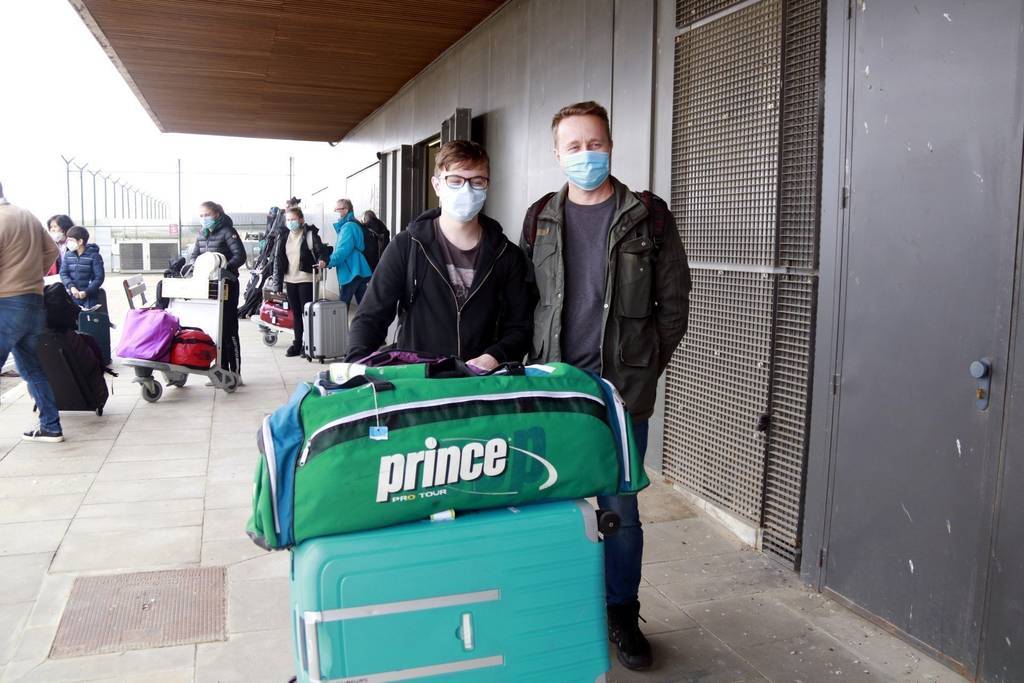 Dos esquiadors suecs amb les seves maletes a l'exterior de l'aeroport d'Alguaire

Data de publicació: diumenge 13 de febrer del 2022, 15:08

Localització: Alguaire

Autor: Anna Berga