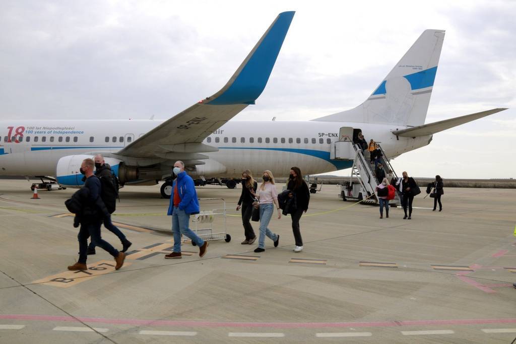 Esquiadors suecs procedents de Göteborg baixant de l'avió a l'aeroport de Lleida-Alguaire

Data de publicació: diumenge 13 de febrer del 2022, 14:48

Localització: Alguaire

Autor: Anna Berga