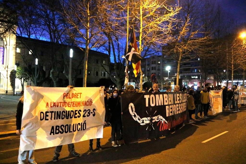 Cadena humana tallant parcialment la rambla d'Aragó al davant del Rectorat de la UdL amb motiu del primer any de l'empresonament de Pablo Hasel

Data de publicació: dimecres 16 de febrer del 2022, 20:29

Localització: Lleida

Autor: Oriol Bosch