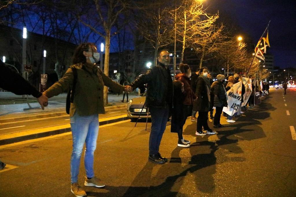 Cadena humana tallant parcialment la rambla d'Aragó al davant del Rectorat de la UdL amb motiu del primer any de l'empresonament de Pablo Hasel

Data de publicació: dimecres 16 de febrer del 2022, 20:29

Localització: Lleida

Autor: Oriol Bosch