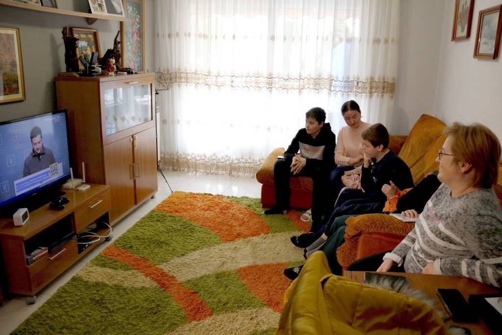 La família ucraïnesa que ha arribat a Guissona segueix a la tele l'actualitat de la guerra.

Data de publicació: dilluns 28 de febrer del 2022, 13:34

Localització: Guissona

Autor: Laura Cortés