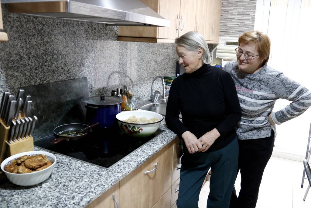 Una dona ucraïnesa que havia de tornar al seu país, es queda a casa de la nora, a Guissona.

Data de publicació: dilluns 28 de febrer del 2022, 13:34

Localització: Guissona

Autor: Laura Cortés