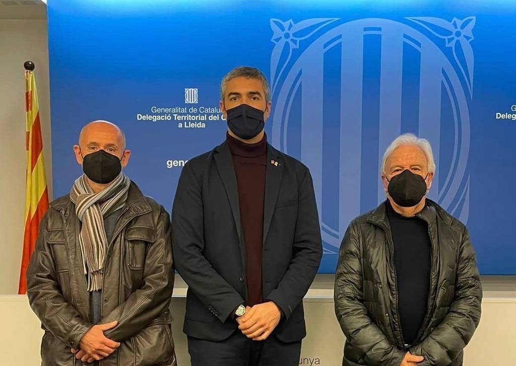 El delegat del Govern a Lleida, Bernat Solé, amb Francesc Oró, president de la Fundació Oró, i Joan Anton Català (esquerra), proposat com a comissari de l’Any Oró 

Data de publicació: dimecres 06 d’abril del 2022, 16:39

Localització: Lleida

Autor: Cedida a l'ACN per la Delegació del Govern a Lleida