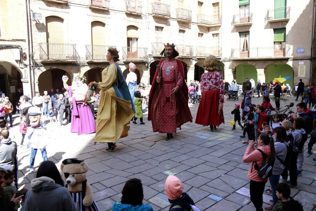 Ballada de gegants i capgrossos a la plaça Major de Guissona dins els actes per recaptar fons per als refugiats ucraïnesos 

Data de publicació: dissabte 09 d’abril del 2022, 13:51

Localització: Guissona

Autor: Anna Berga