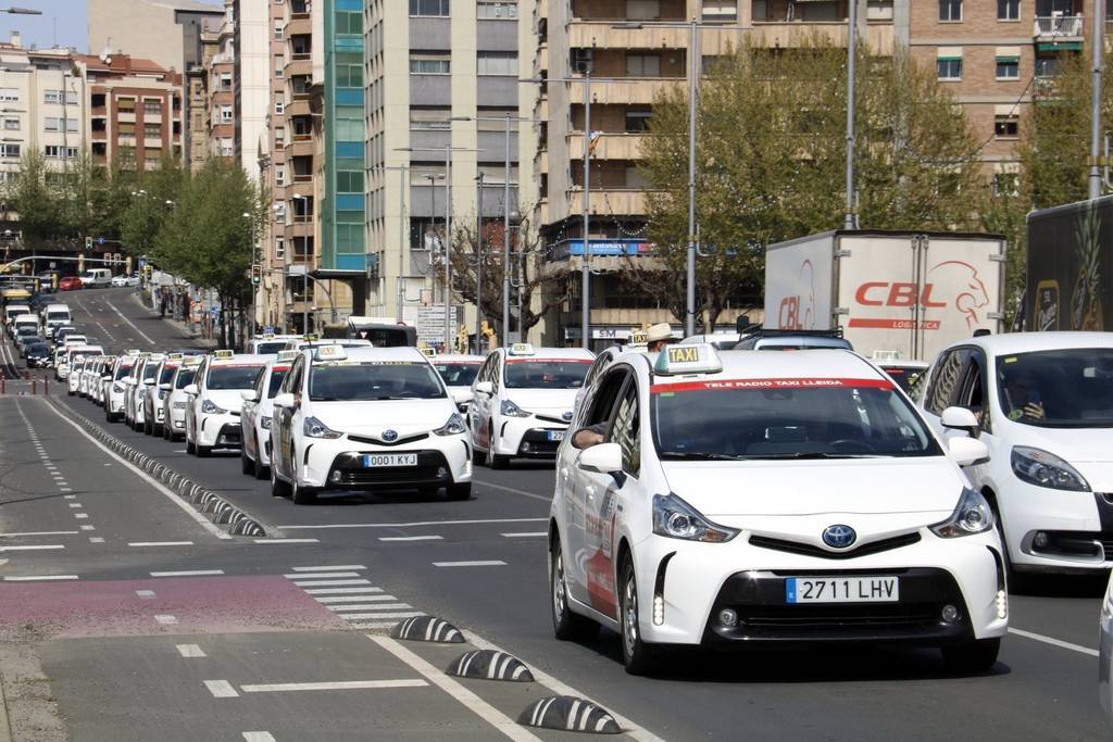 Marxa lenta dels taxistes passant pel Pont de la Universitat de Lleida

Data de publicació: dilluns 11 d’abril del 2022, 13:54

Localització: Lleida

Autor: Laura Cortés