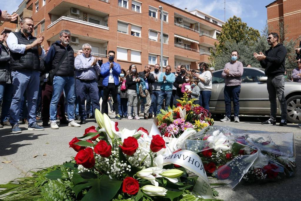 Companys del taxista mort han depositat flors on es va trobar el cotxe de la víctima, al carrer Sifó de Lleida, han fet un minut de silenci i han dit unes paraules

Data de publicació: dilluns 11 d’abril del 2022, 13:54

Localització: Lleida

Autor: Laura Cortés