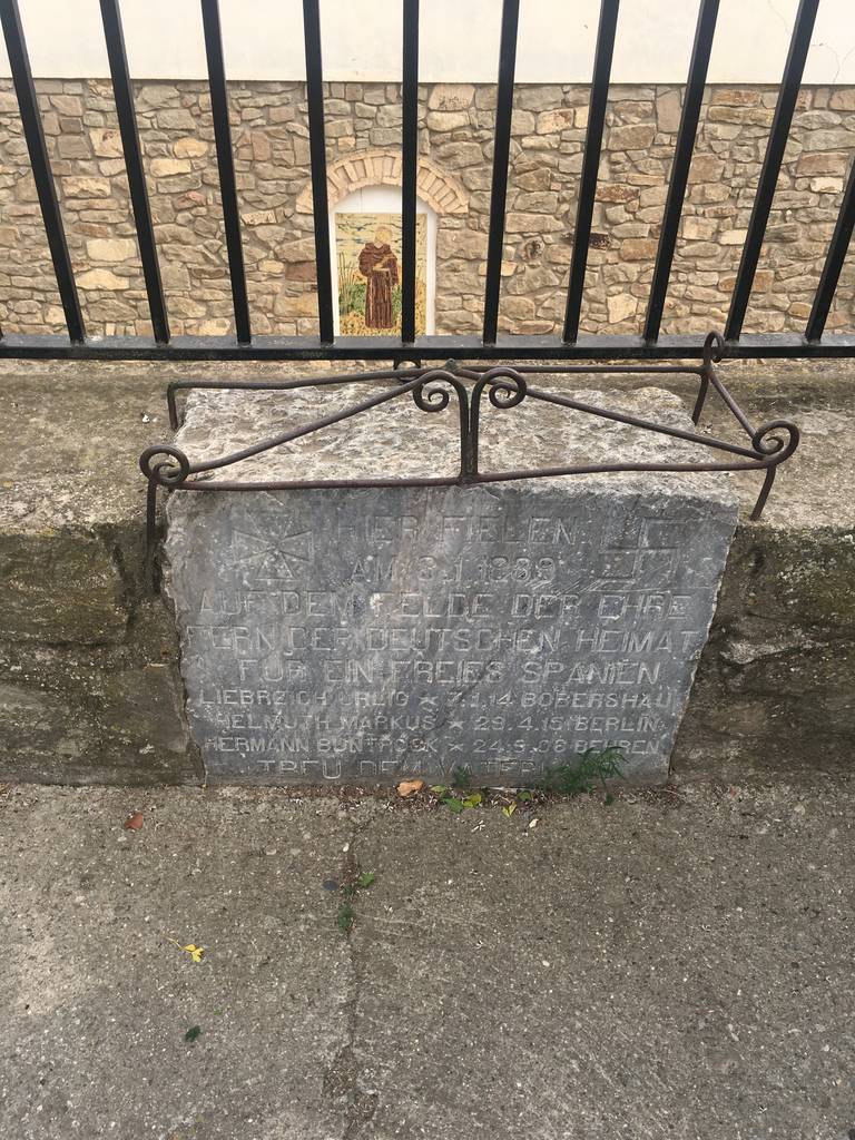 Placa dels pilots de la Legió Condor en una plaça de Cubells
