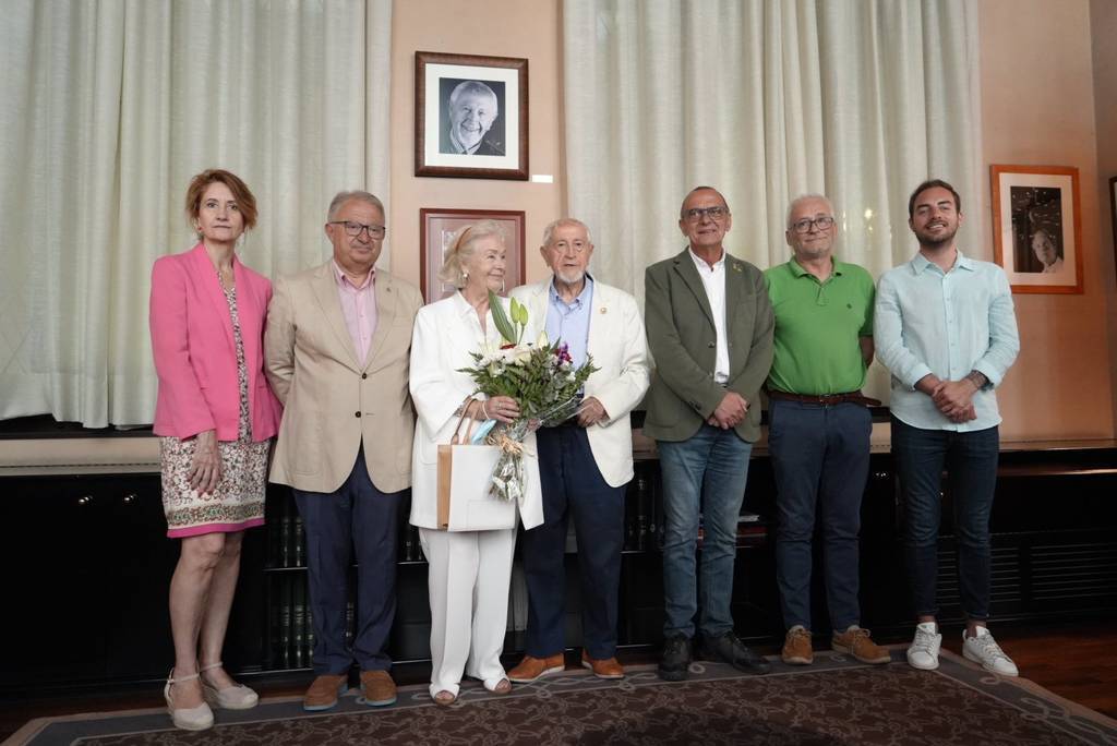 Vallverdú sota la seva fotografia que ja forma part del despatx noble de la Paeria de Lleida. Fotografia: Mario Gascón.