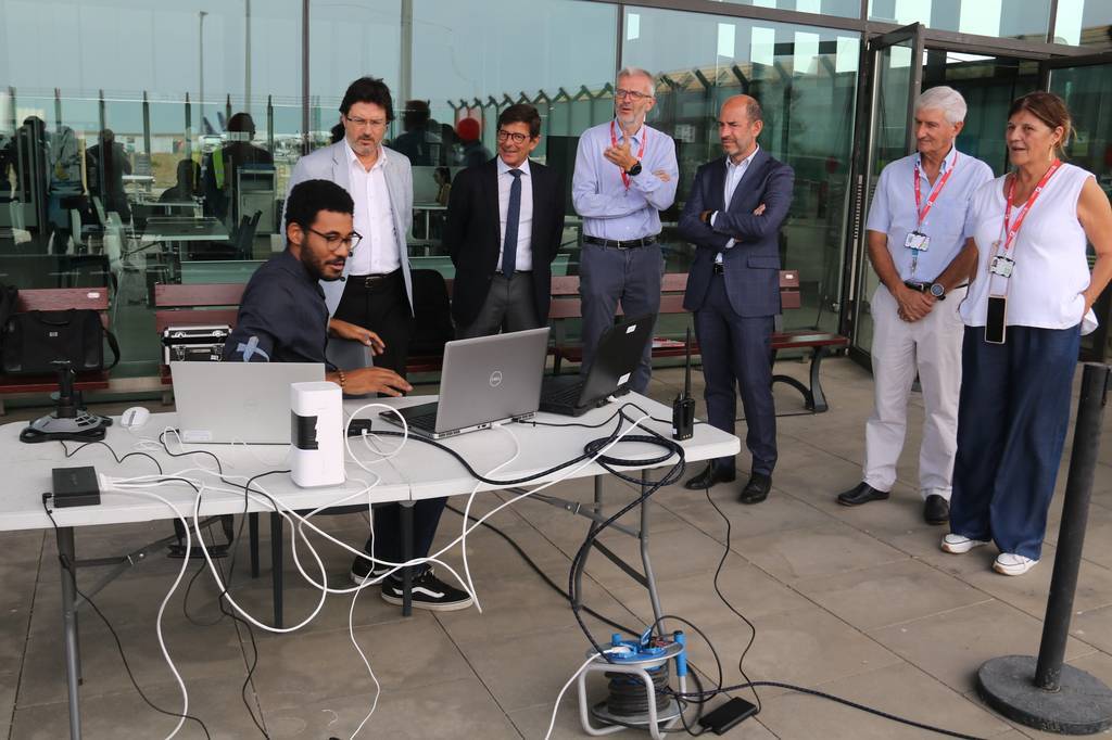 Els responsables d'Aeroports de Catalunya i un representant d'Applus+, a les instal·lacions de l'Aeroport de Lleida-Alguaire durant la demostració del vol d'un dron ©Salvador Miret