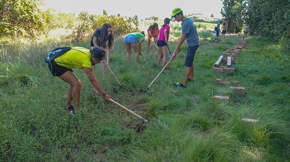 Els joves que treballen en el Camp de treball a l'Estany ©Territoriscat