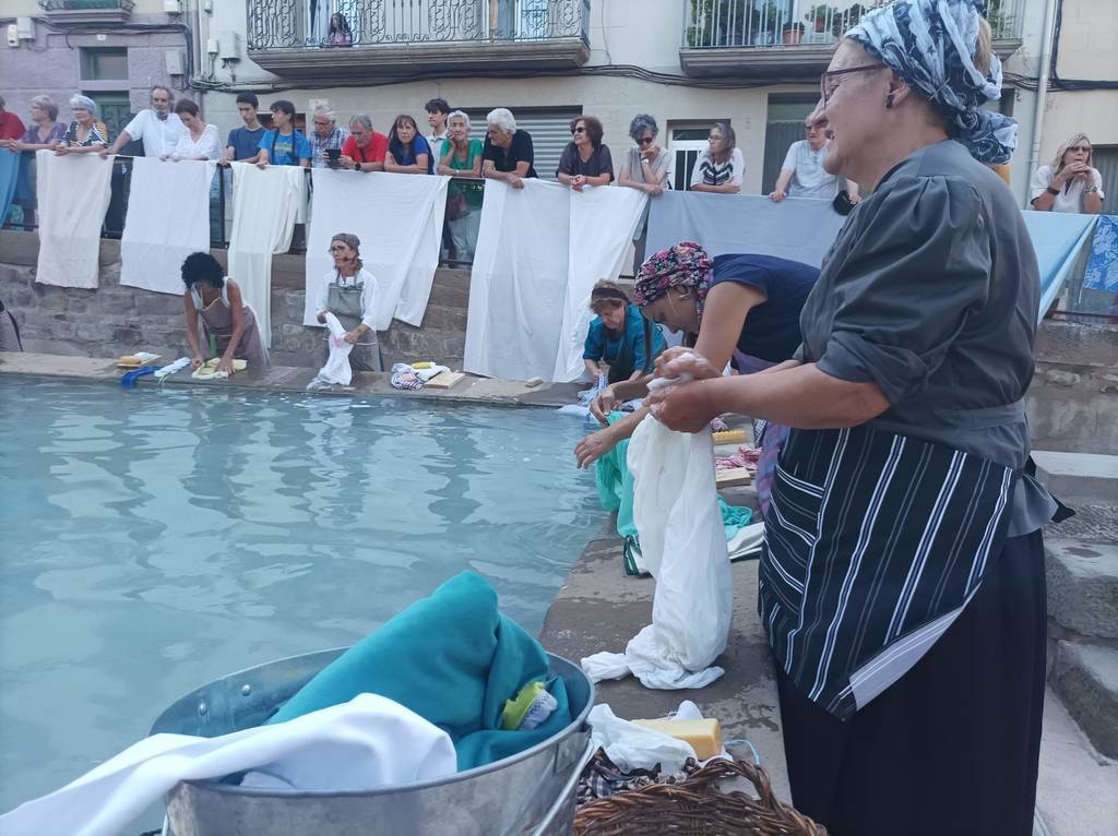 L'acte teatralitzat de "fer safareig" a la plaça Vell Pla de Guissona ©AjGuissona