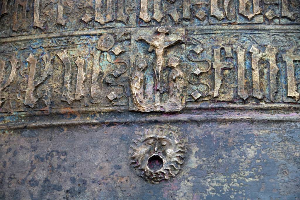 Detall del relleu i la decoració de la campana Mònica de la Seu Vella ©Oriol Bosch