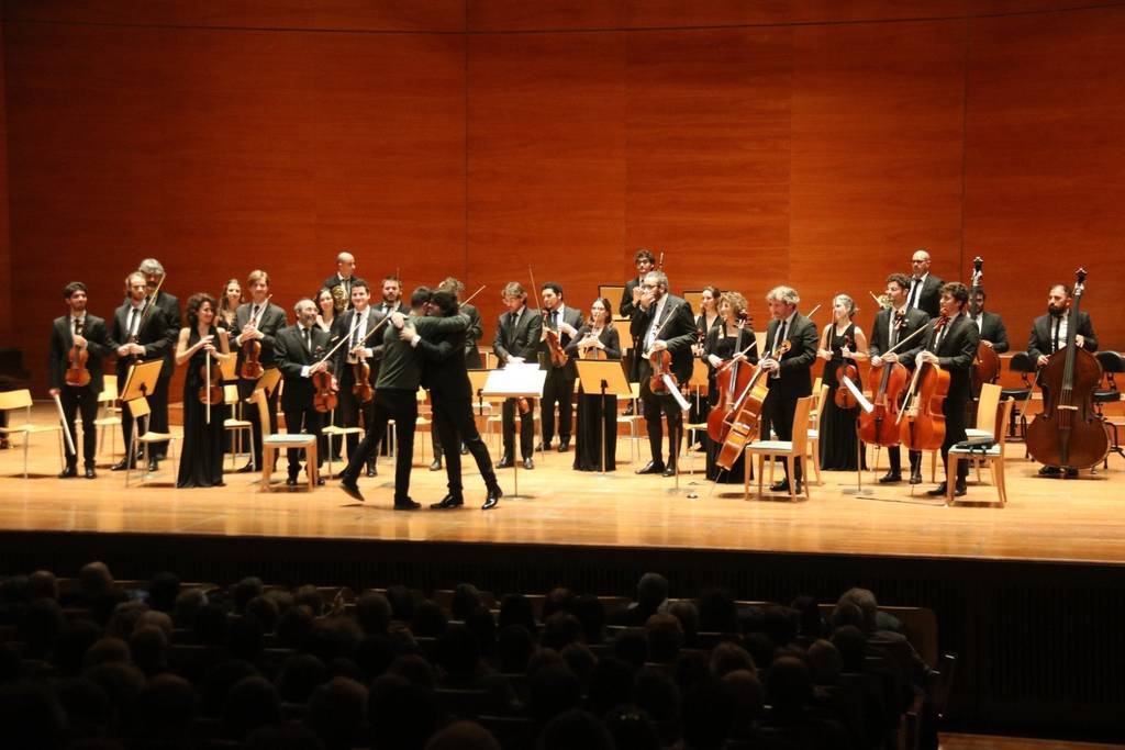 El compositor Joan Magrané s'abraça amb el director de la FSF, Tomas Grau, després de l'estrena absoluta de l'obra 'Meeresstille' a l'Auditori Enric Granados de Lleida

Data de publicació: diumenge 15 de gener del 2023, 20:58

Localització: Lleida

Autor: Anna Berga