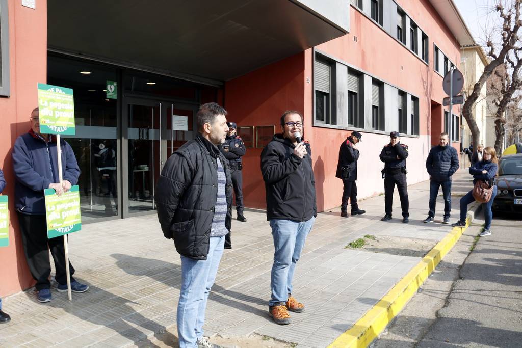El responsable del sector porcí d'Unió de Pagesos, Rossend Saltiveri i el responsable de Sectors Ramaders d'UP, Jordi Armengol davant les portes del Departament d'Acció Climàtica, Alimentació i Agenda Rural a Lleida ©Laura Cortés