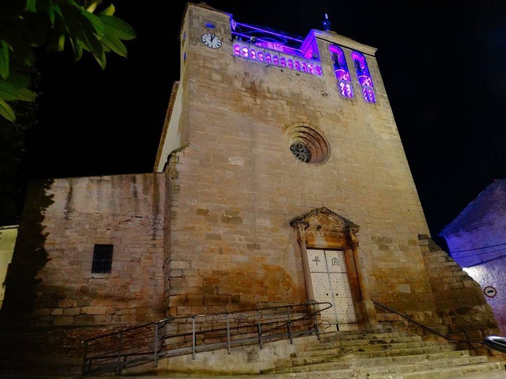 L'església de Miralcamp il·luminada de color lila amb motiu del Dia Internacional de les Dones (3)