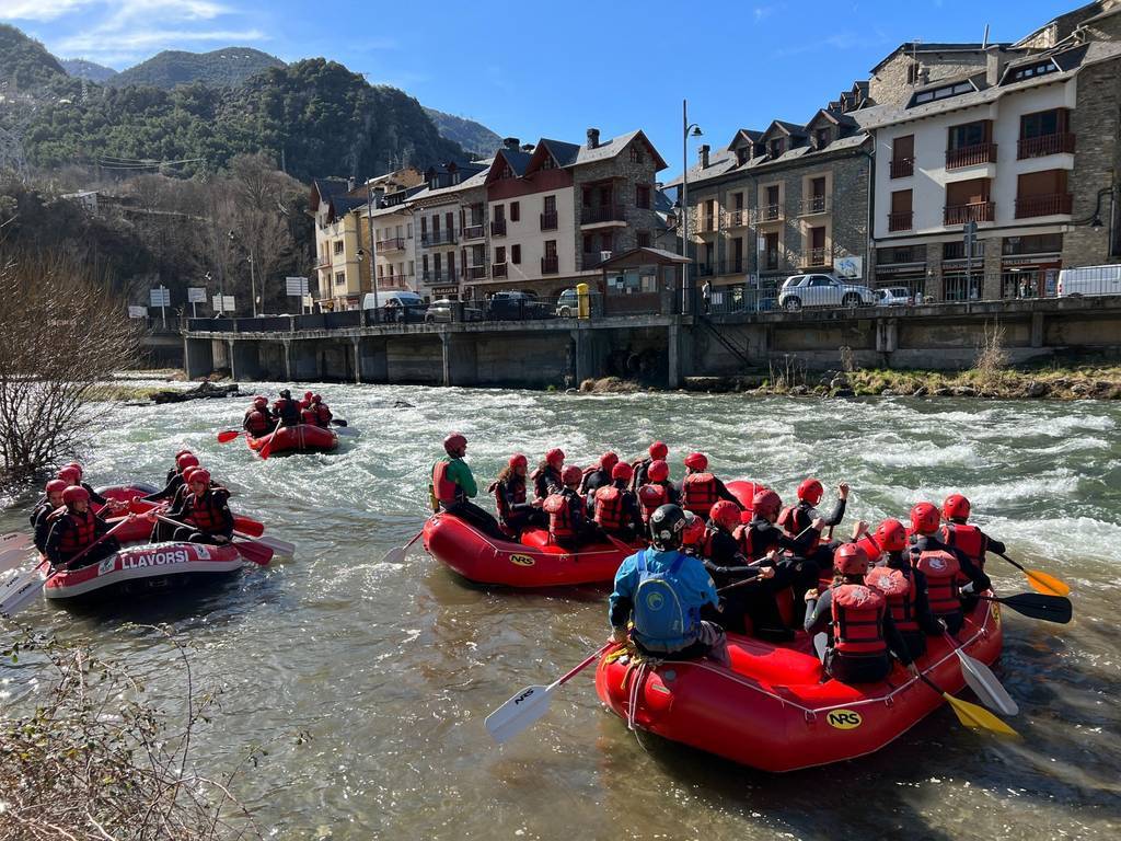 Barques de ràfting plenes de clients a Llavorsí, al Pallars Sobirà.

Data de publicació: diumenge 02 d’abril del 2023, 06:00

Localització: Llavorsí

Autor: Marta Lluvich