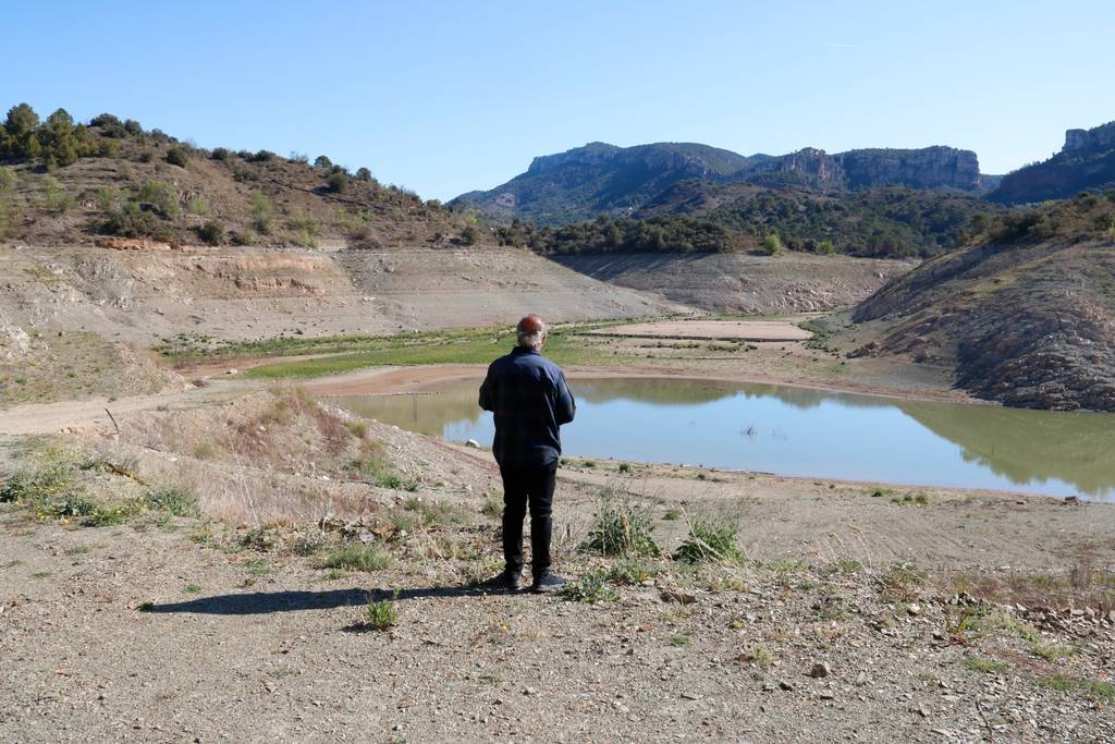 Santi Borràs, gerent de Canoa Kayac Siurana observant el pantà de Siurana que es troba al 7% de la seva capacitat total

Data de publicació: divendres 21 d’abril del 2023, 06:00

Localització: Siurana

Autor: Arnau Martínez