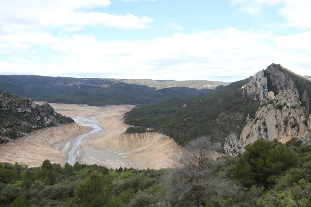 Imatge del baix nivell d'aigua a l'altura de l'Ermita de la Mare de Déu de la Pertusa (Àger)

Data de publicació: divendres 21 d’abril del 2023, 06:00

Localització: Àger

Autor: Ignasi Gómez