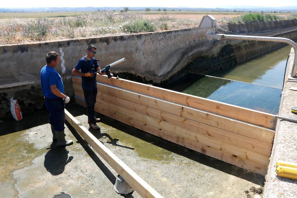 Operaris de la Casa Canal construint una tanca per retenir l'aigua al canal d'Urgell

Data de publicació: dimecres 26 d’abril del 2023, 15:17

Localització: Vilanova de Bellpuig

Autor: Oriol Bosch