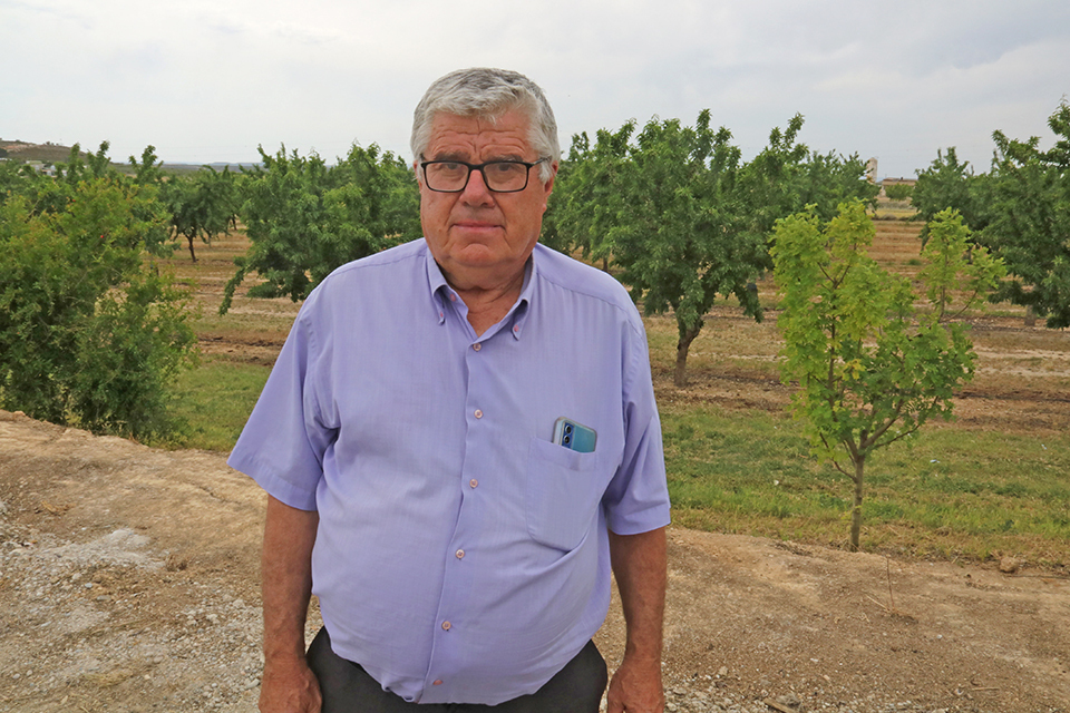 El president del canal Segarra-Garrigues davant d'una de les finques que es regaven gràcies a la infraestructura

Data de publicació: dissabte 29 d’abril del 2023, 17:42

Localització: Les Borges Blanques

Autor: Ignasi Gómez