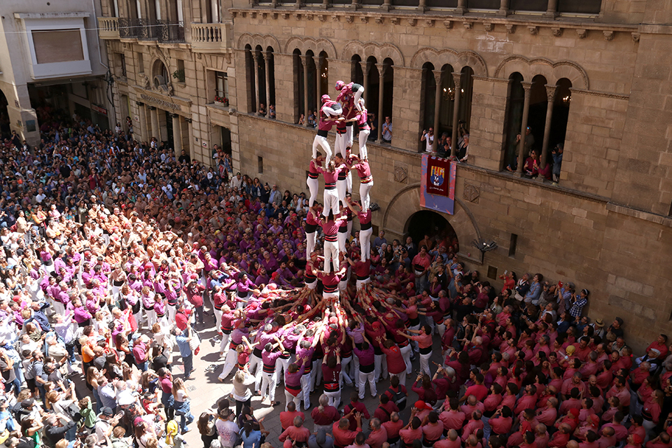 Els Castellers de Lleida carregant un castell a la plaça de la Paeria

Data de publicació: diumenge 14 de maig del 2023, 14:28

Localització: Lleida

Autor: Ignasi Gómez