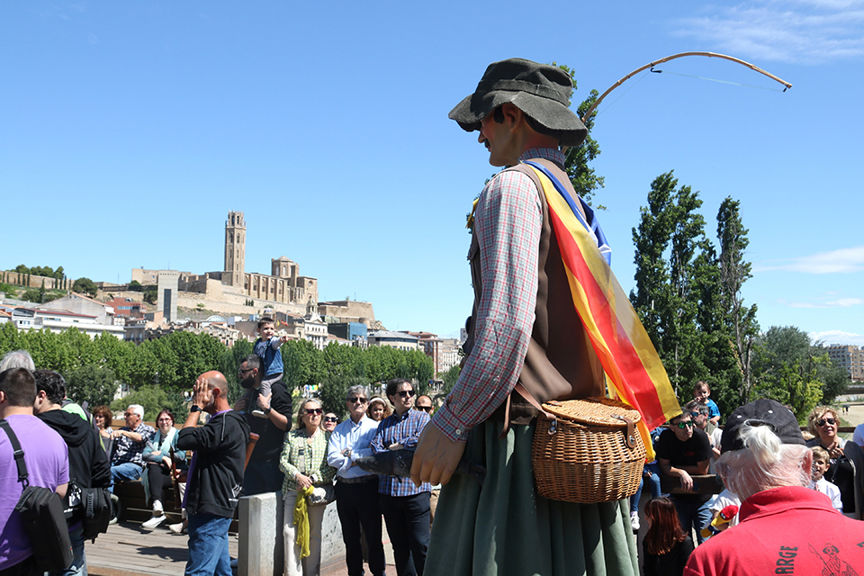 Un gegant al seu pas per la passarel·la que uneix la plaça Blas Infante i l'avinguda de Madrid amb la Seu Vella al fons

Data de publicació: diumenge 14 de maig del 2023, 15:56

Localització: Lleida

Autor: Ignasi Gómez