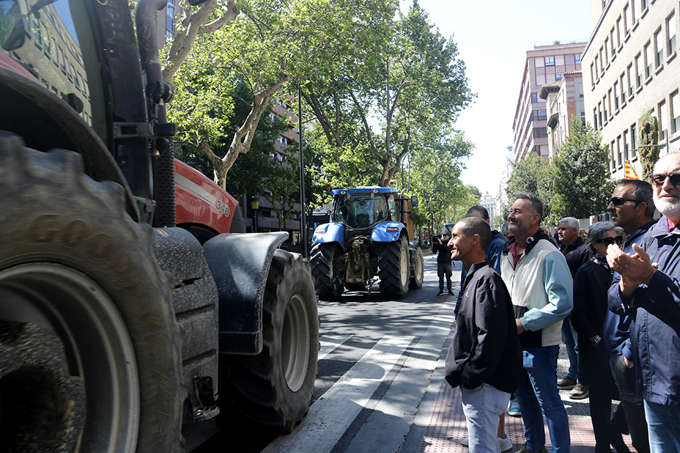 Tractorada d'UP davant de la CHE, a Saragossa, per la sequera

Data de publicació: dimarts 16 de maig del 2023, 12:32

Localització: Saragossa

Autor: Oriol Bosch