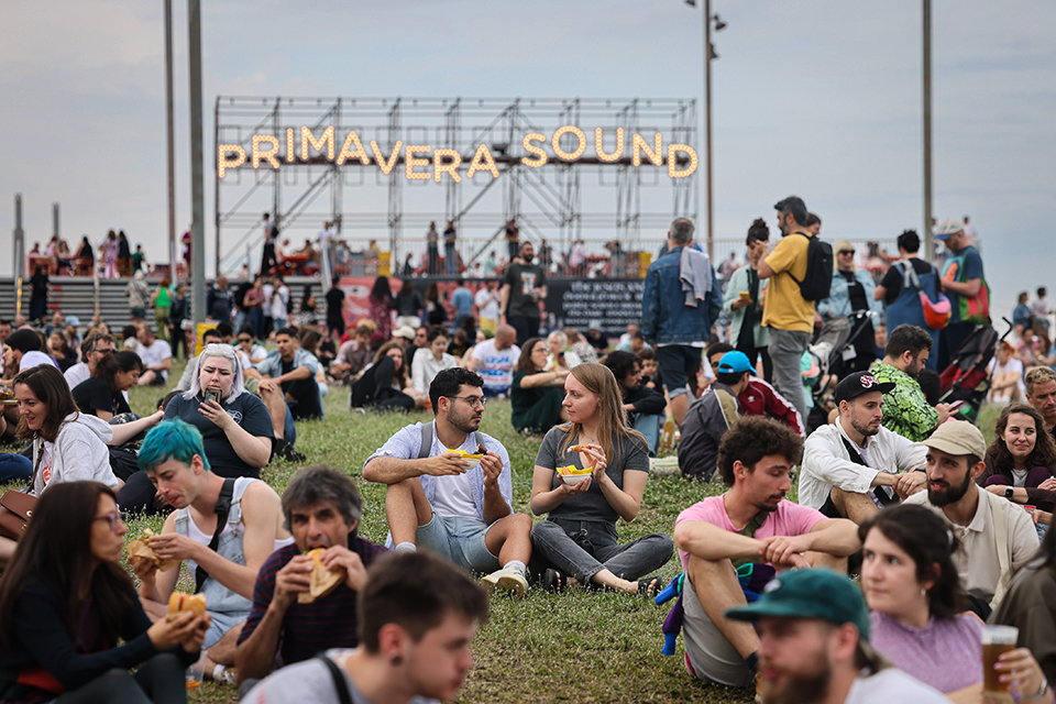 Assistents a la jornada inaugural gratuïta del Primavera Sound amb les lletres il·luminades de fons

Data de publicació: dimecres 31 de maig del 2023, 19:48

Localització: Barcelona

Autor: Jordi Borràs