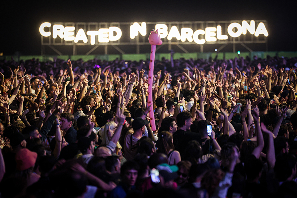 Públic al Primavera Sound amb les lletres ‘Created un Barcelona’

Data de publicació: divendres 02 de juny del 2023, 00:58

Localització: Barcelona

Autor: Jordi Borràs