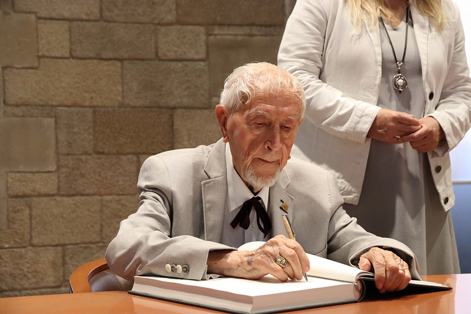 Josep Vallverdú signa el llibre d'honor al Palau de la Generalitat

Data de publicació: diumenge 09 de juliol del 2023, 13:28

Localització: Barcelona

Autor: Mar Martí
