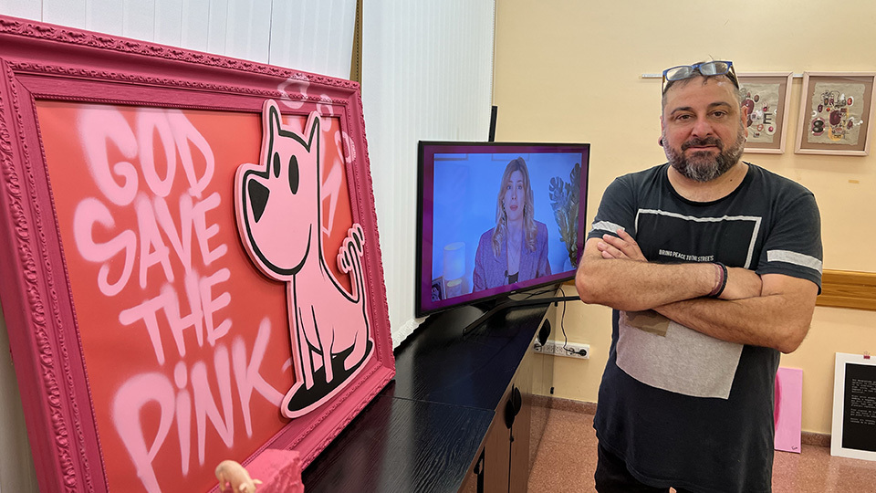 Xavier Brufau al costat d'algunes de les obres que conformen l'exposició 'PinkPankPunkX' - Foto: Oriol Bosch
