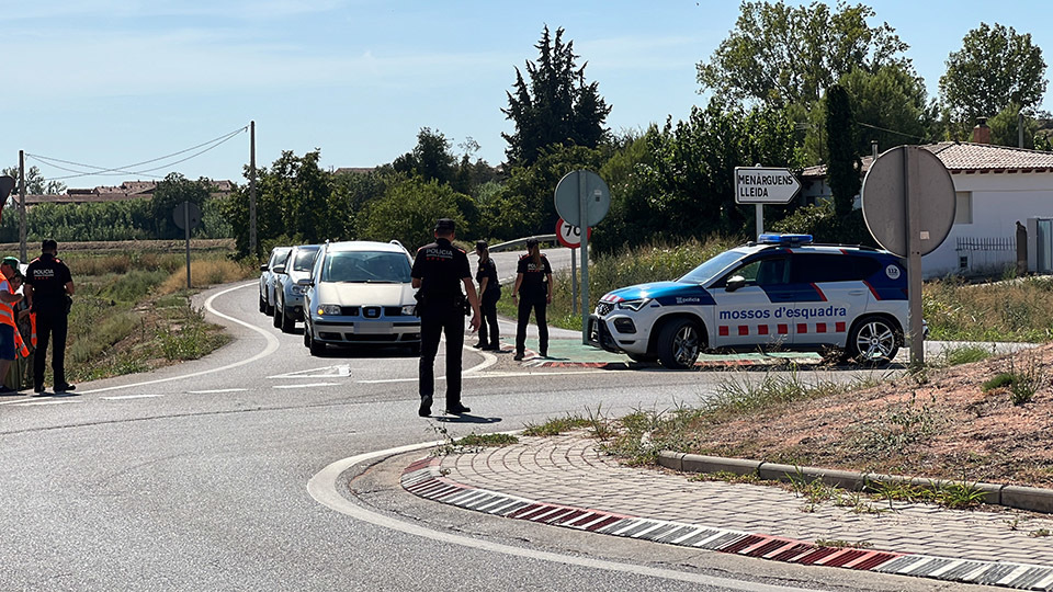 Un control de Mossos d'Esquadra a la rotonda que dona accés a la finca de l'activista Josep Pàmies on s'ha fet una conferència sobre l'ús de l'MMS per tractar l'autisme

Data de publicació: dissabte 09 de setembre del 2023, 18:17

Localització: Balaguer

Autor: Albert Lijarcio