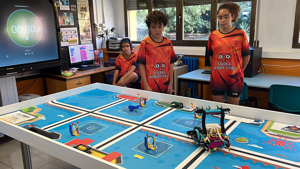 Un dels equips de l'escola Mossèn Albert Vives de la Seu d'Urgell que participa a la final estatal de la World Robot Olympiad, observant el funcionament del robot en la prova que han de dur a terme

Data de publicació: divendres 15 de setembre del 2023, 10:49

Localització: La Seu d'Urgell

Autor: Albert Lijarcio