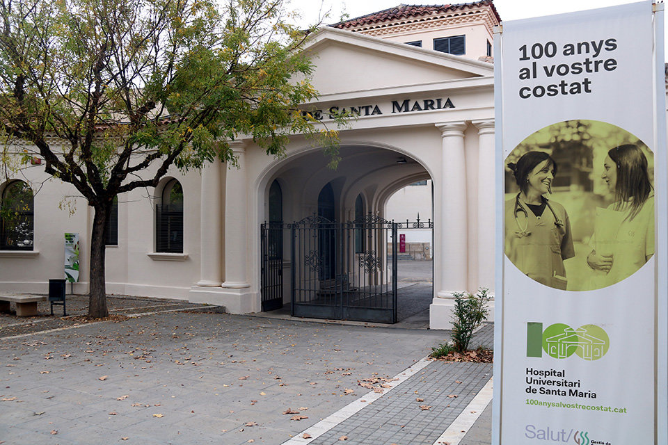 Entrada a l'Hospital Santa Maria de Lleida on hi ha instal·lat un cartell que anuncia el centenari del centre
Data de publicació: dijous 02 de novembre del 2023, 06:00
Localització: Lleida
Autor: Anna Berga