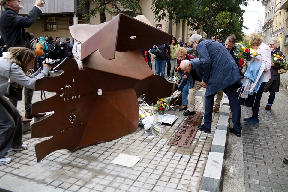 Ofrena floral amb motiu del 86è aniversari del bombardeig del Liceu Escolar de Lleida

Data de publicació: dijous 02 de novembre del 2023, 19:24

Localització: Lleida

Autor: Anna Berga