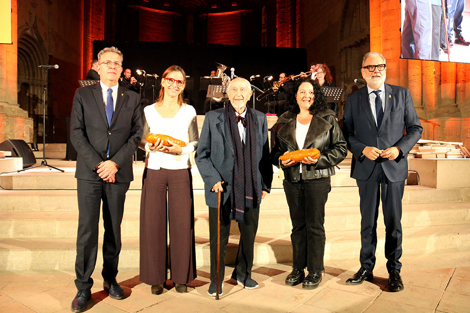 Josep Vallverdú amb les guanyadores dels Premis Literaris de Lleida 2023, el president de la Diputació de Lleida, Joan Talarn, i l'alcalde de Lleida, Fèlix Larrosa a la Nau Central de la Seu Vella

Data de publicació: divendres 17 de novembre del 2023, 21:10

Localització: Lleida

Autor: Alba Mor