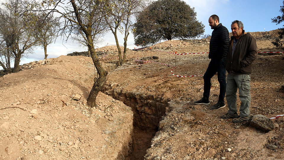 L'alcalde de Castellserà, Marcel Pujol, i Pere Tardà, de Cat Patrimoni, observen una trinxera recuperada a l'entorn del canal d'Urgell

Data de publicació: divendres 08 de desembre del 2023, 07:00

Localització: Castellserà

Autor: Oriol Bosch